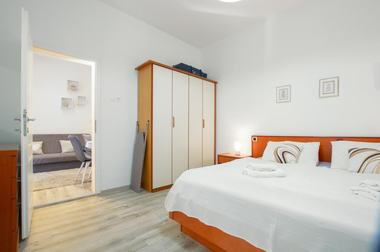 Charming Apartment In Town Center Pula Exterior photo