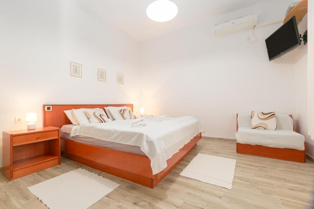 Charming Apartment In Town Center Pula Exterior photo